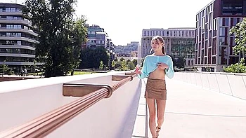 Diana Zeigt Ihre Titties Und Ihre Kleine Fotze Mit Den Heraushangenden Ficklappen In Der Stadt