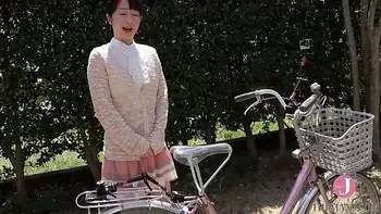 エロ自転車のサドルから覗き込んだら、くっきり食い込んだパンツが丸見え 泉水蒼空 [bunc 003]