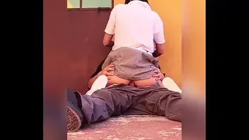 Haciendo Su PRIMER SEXO ANAL RAPIDITO en PUBLICO!! Estudiantes Mexicanos INTENTANDO Meterla por el CULO Incomodo por PRIMERA VEZ Atrás de los SALONES sin Condon! Pelón Pelón!