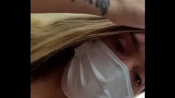 Sem calcinha no onibus... provocando ao passageiro do lado e deixando ele tocar a ppkinha .... quer ver o video completo??... : bolivianamimi