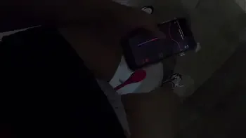 Sara Blonde caminando por el centro comercial en Bucaramanga con el lovense lush activado