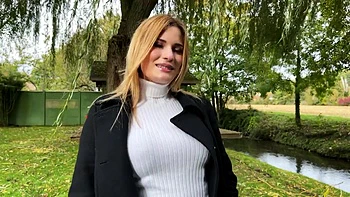 Cat In Mini wanted to keep the surprise effect... - Jacquie et Michel TV