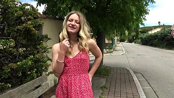 In the middle of the runway, Lily, 32, is beaming! - Jacquie et Michel TV