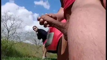 Dick flash, a young slut hidden behind the car takes it in her mouth !!