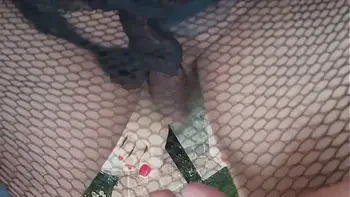 Puta se orina los pies en el patio de su casa