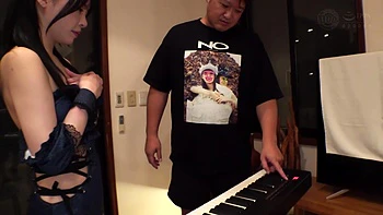 【潮吹きすぎて謝っちゃうピアニスト】顔出しはNGなのに中出しOK！？バニーコスで洪水潮吹きウェルカムチ●コ状態！全身にオイルを塗りたくりスケベ尻肉ピストン連打！