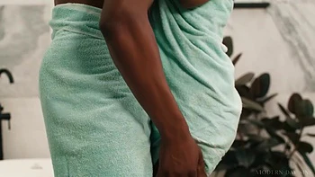 Isiah Maxwell And Olivia Jay In Penetrates Petite In The Shower