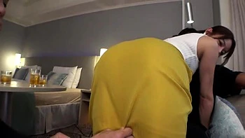 綺麗なお姉さんがパンティにシミ作って四つん這い潮吹きの濡れ濡れ3Pエッチ