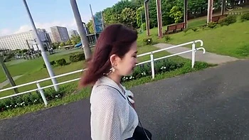 色白美肌の美形お姉さんがパイパンを手マンされて腰クネクネで艶やかに感じる