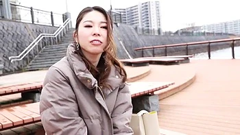 グラマーな巨乳美人妻が手マンでキュートに喘ぐハメ撮りエッチ