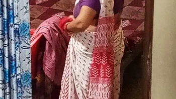 Aunty caught red handed on camera while changing dress.