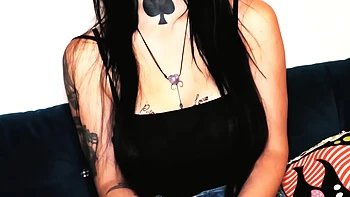 Tiffany takes care of the customers... - Jacquie et Michel TV