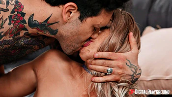 Naked: Khloe & Hands