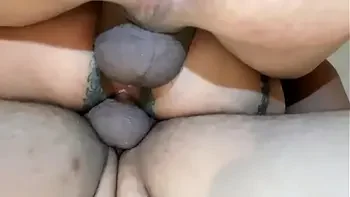 85 LA VECINA  ME PAGA  PARA  FILMARLA  MIENTRAS SE LA CHUPA  AL HIJASTRO Y LA COJEN  CON  UN  AMIGO  DE EL , HASTA  LLENARLE  EL CULO  DE LECHE , CAPITULO 85