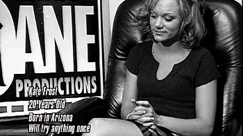 Whore blonde blowing cock in car