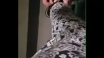 مستريس عربيه تقوم بذل كلبها وخادمها وتشتمه وتسبه في مكان عام الجزء التاني