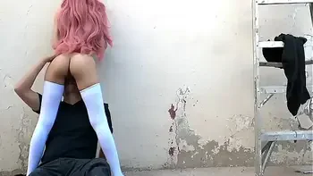 Me corro en la cara de mi novio mientras lo tengo haciendome un oral en la calle