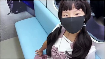 忍不住了第铁上揉她的小豆豆插入小嫩逼