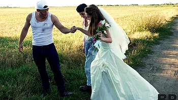 Una Fairy became a bride and had sex with two guys in a car.