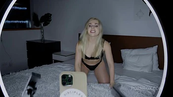 Ellie Shou pide a grito cuatro pollas para ella sola, asi que