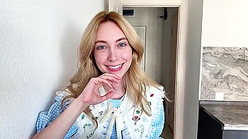 Helped A Cute Stranger On The Street And Fucked Her On The Same Day