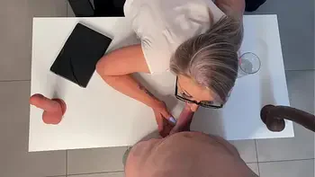 Junge Sekretärin bettelt um Schwanz AO