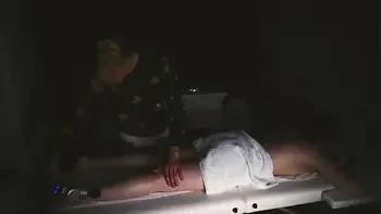 Расслабляющий массаж для обнаженной милашки