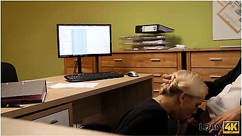 Immobilienmakler Lasst Sich Vom Bankangestellten Fur Einen Kredit Durchdringen