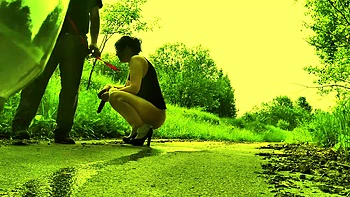 tenue en laisse elle le suce sur la route