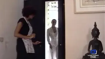 Zara et Deborah, deux lesbiennes sexy et affamées, profitent d'un bain coquin