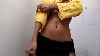 Indian Sexy Bhabhi Apni Chuchiyon Se Khelte Hue