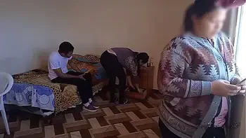 Esposa cornuda habla por telefono mientras su amiga me come toda la polla y se sienta encima de ella en la cama, mientras ella esta entretenida nosotros disfrutamos