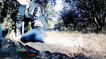 une pause baise pour un couple de motard