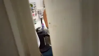 Espiando a mi mamá se masturba y hace videollamada con su novio al final se da cuenta