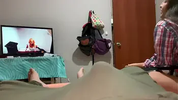 Hermanastro te estas masturbando? dejame ayudarte quiero probar tu semen