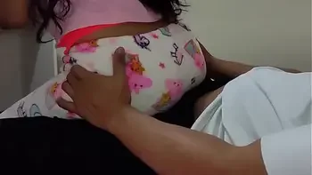 Me Da Placer cuidar a las chicas Inocentes Las siento en mis Piernas para frotarle mi Polla por su coño y su Culo hasta que se ecxitan y luego Las Engaño Para Follarlas