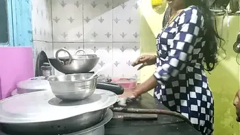 गाव से आही मेड को कुछ पत्ता नही था तो मालिक ने उसी का फायदा उटाया और मेड को चोद दिया(हिन्दी क्लीयर ऑडियो)