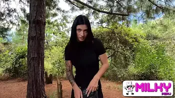 Ofreciendo dinero a chica sexy en el bosque a cambio de sexo