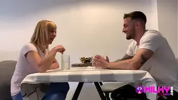 Conocieron a tu mamá por Tinder y la follaron... Milf española cachonda