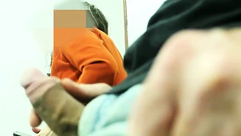 Mulher experiente faz boquete em um desconhecido na sala de