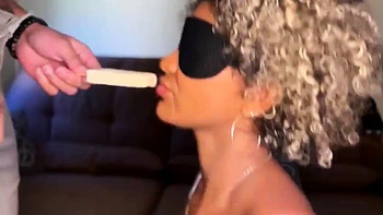 Enganei minha melhor amiga num jogo e ela chupou meu pau