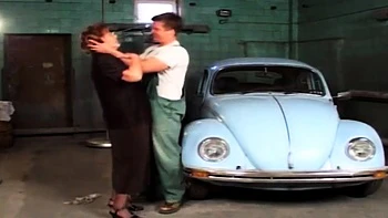 Alte Oma geniet jungen Schwanz und bekommt Mundvoll