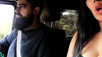 Um passeio sensual ao ar livre com um boquete no carro