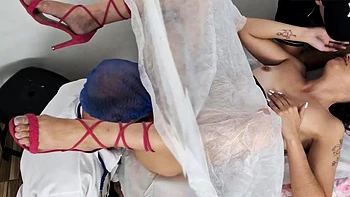 Ginecologista, a esposa e o marido corno numa cena quente e