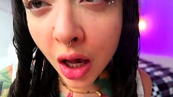 Chicle - Pedazodchicle - Hungry Giant Chews His Food And