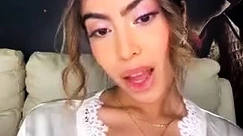 Masturbating solo babe loves her toys