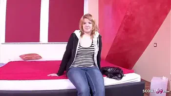 Schüchterne Jungfrau Studentin nach der Uni von alten Sack für Sex bezahlt