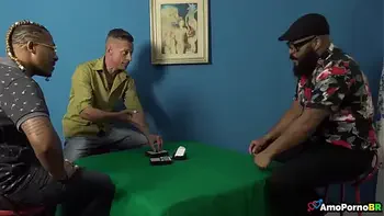 Ele me comeu, enquanto meu marido jogava carta, na sala