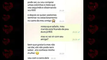 Corno não aguenta o tesão e tira a camisinha do comedor que enche o cu da sua esposa de porra | Cristina Almeida