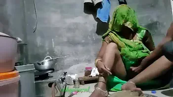 देसी इंडियन भाभी को रसोई में रोटी बना रही थीं उसकी जबरदस्त चोदा हिन्दी क्लियर आवाज में new year 2022 best video